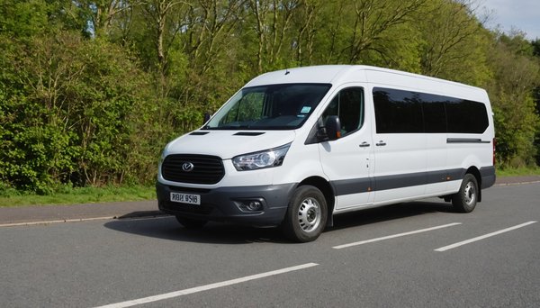 Louez un minibus 9 places et partez à l'aventure facilement !